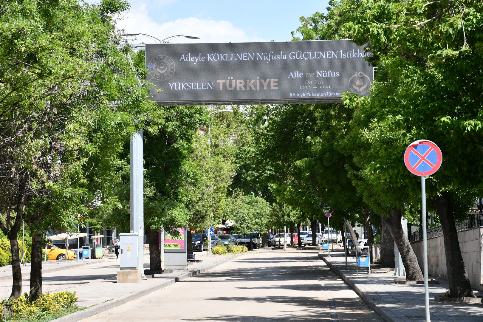 “Aile ve Nüfus On Yılı” kapsamında, şehrimizin merkez noktalarında billboard ve görsel yerleştirme çalışmalarıyla güçlü bir farkındalık oluşturuyoruz.