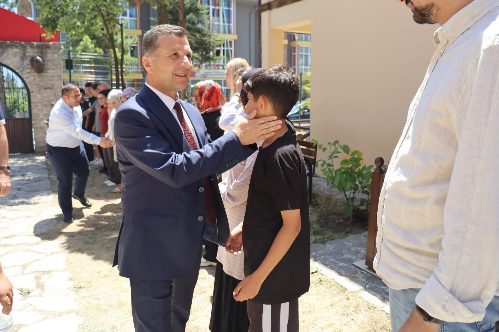 Kırşehir Aile ve Sosyal Hizmetler İl Müdürü olarak görevlendirilen İl Müdürümüz Sayın Abdurrahman Bilgiç Hasan Doğan Çocuk Evleri Sitesi Müdürlüğümüzü Ziyaret Ederek Çalışma Arkadaşlarımız ve Devletimizin Himayesi Altında Bulunan Evlatlarımızla Vedalaştı
