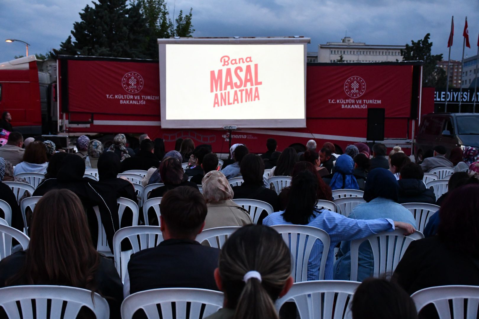 Aile ve Nüfus On Yılı kapsamında 15 Mayıs Aile Günü dolayısıyla, “Gezen Sinema” etkinliği, vatandaşlarımızın yoğun katılımıyla gerçekleştirildi.