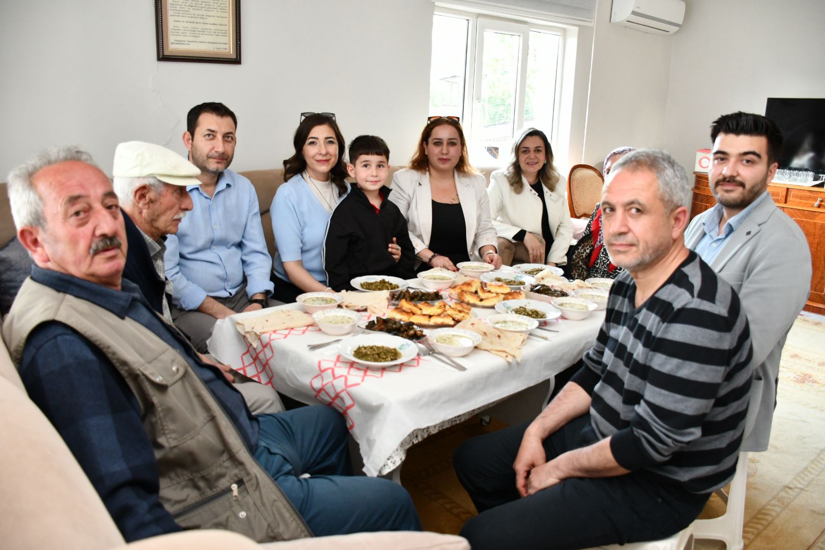 İl Müdürümüz Sayın Çiğdem AÇIKYILDIZ KAZEL, Kurban Bayramı ve Milli Aile Haftası dolayısıyla “Üç Kuşak Bir Sofra” buluşmasında ŞAHİN ailemizle aynı sofrada bir araya geldi.