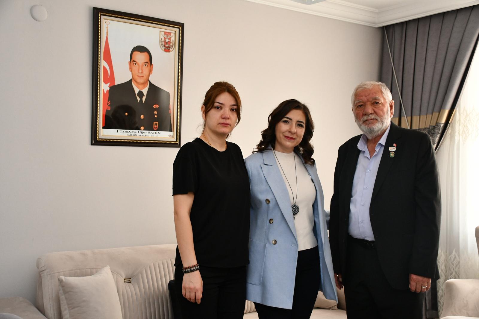 İl Müdürümüz Sayın Çiğdem AÇIKYILDIZ KAZEL, Kurban Bayramı ve Milli Aile Haftası dolayısıyla, kahraman Şehidimizin kıymetli ailesini ziyaret etti.