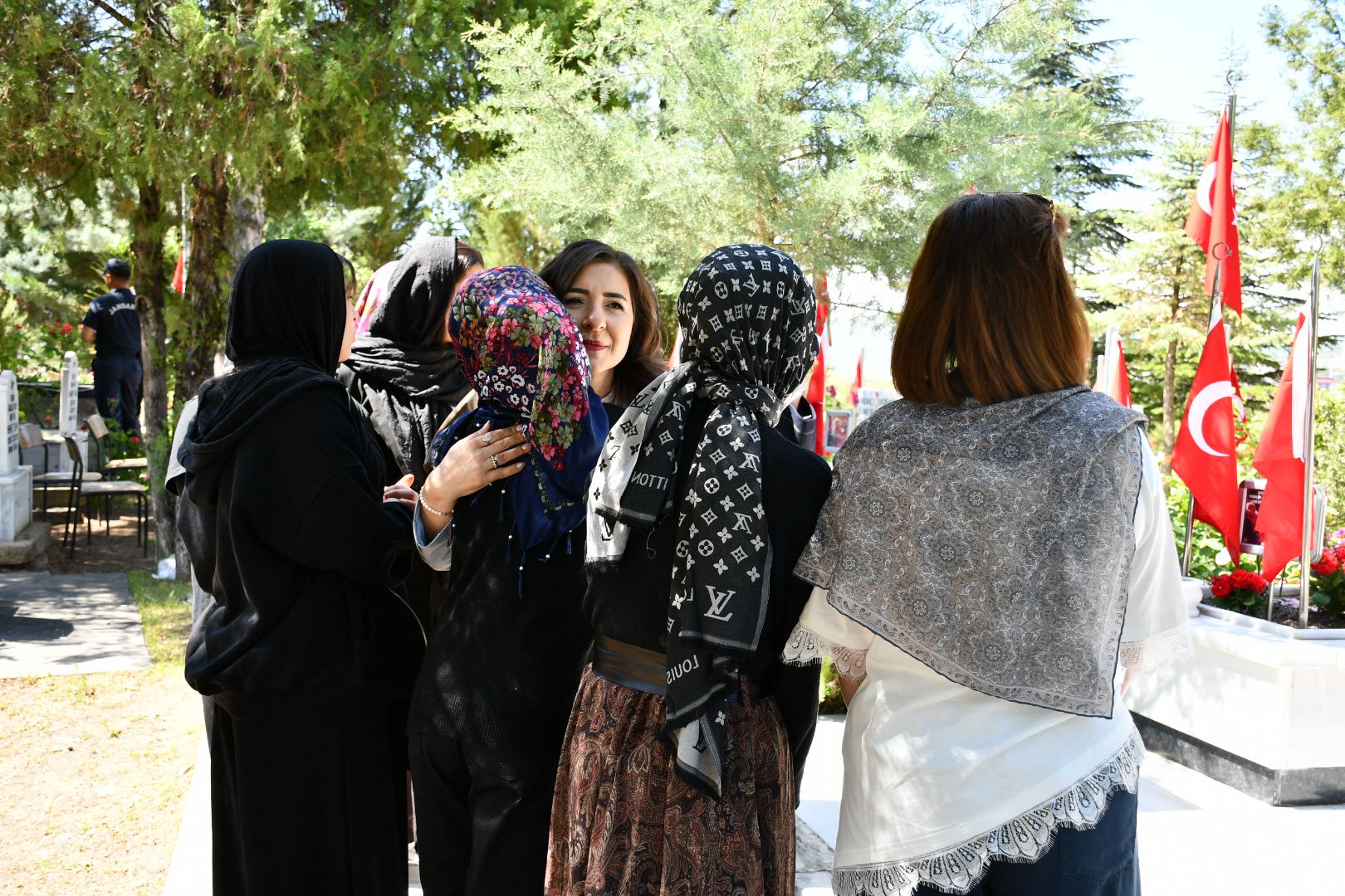 Kuruluşlarımızda kalan çocuklarımız, Kurban Bayramı dolayısıyla İl Müdürümüz Sayın Çiğdem AÇIKYILDIZ KAZEL ile birlikte Kırıkkale Şehitliği’ni ziyaret etti.