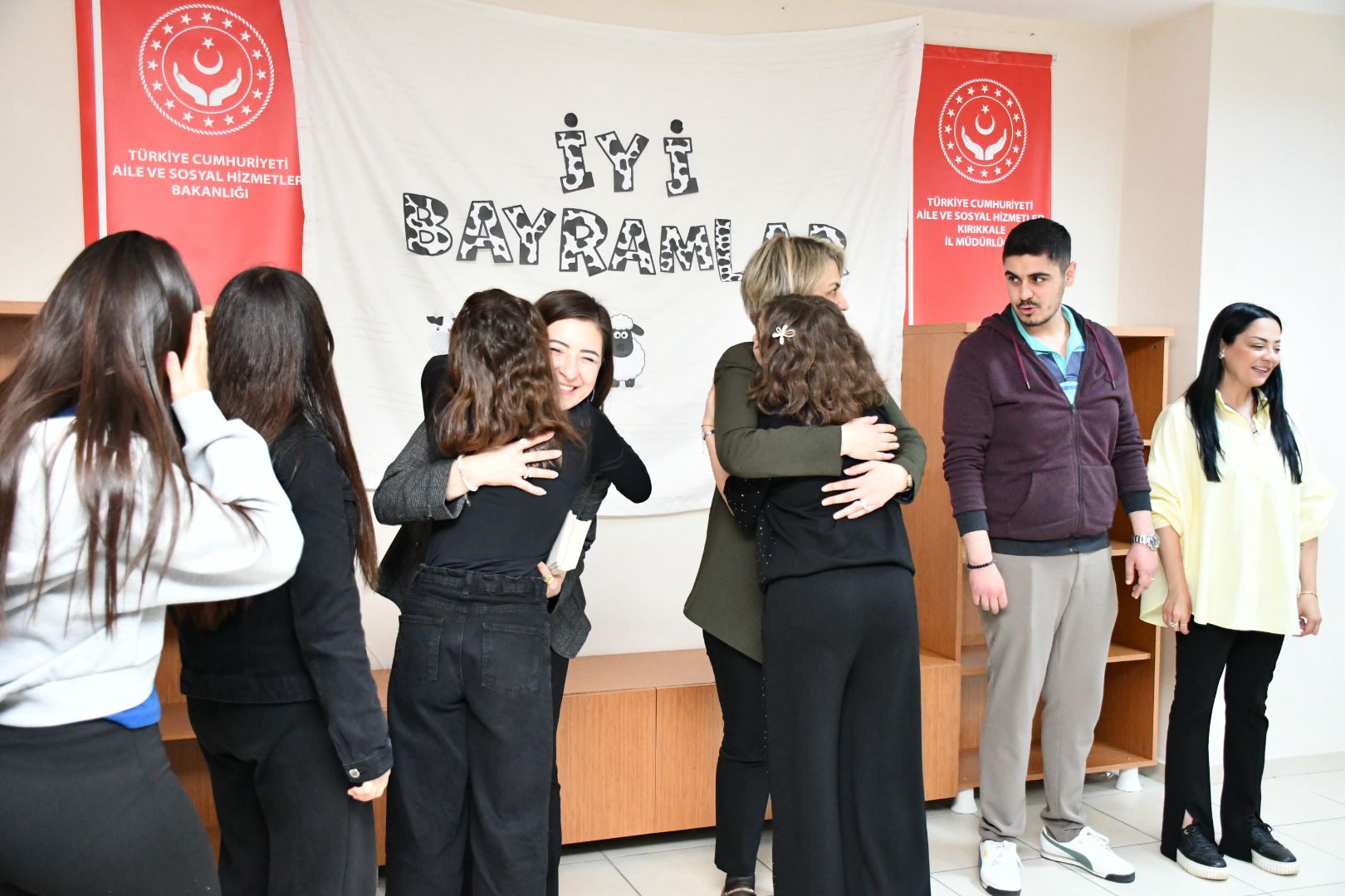 İl Müdürümüz Sayın Çiğdem AÇIKYILDIZ KAZEL, kuruluşlarımızda kalan çocuklarımızla bir araya gelerek bayramlaştı.