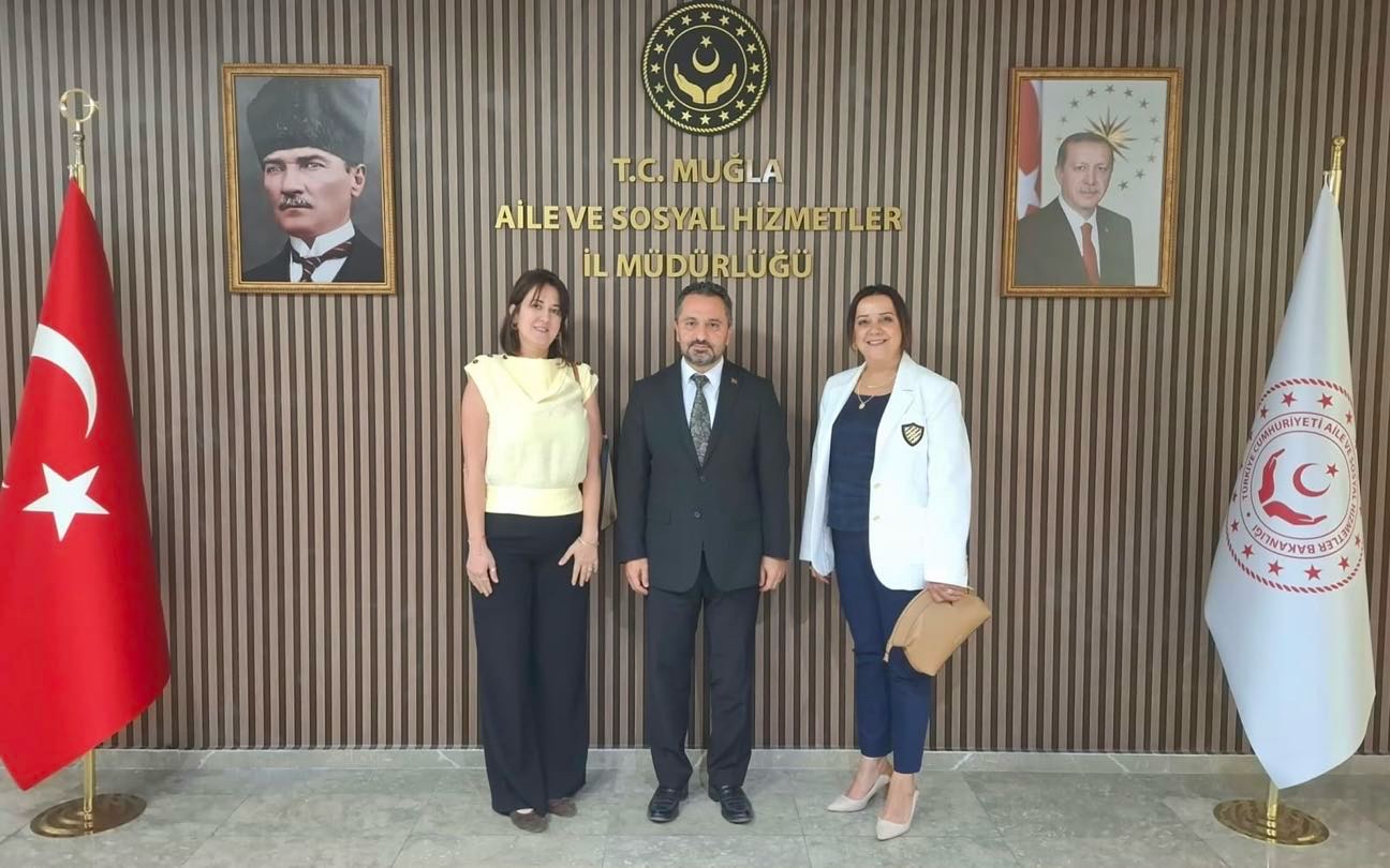 Muğla Büyükşehir Belediyesi (MBB) Kadın ve Aile Hizmetleri Dairesi Başkanı Özge DEMİREL ile Etüt ve Projeler Dairesi Başkanı Münevver TETİK, İl Müdürümüz Mahmut SELÇUK’u makamında ziyaret etti.