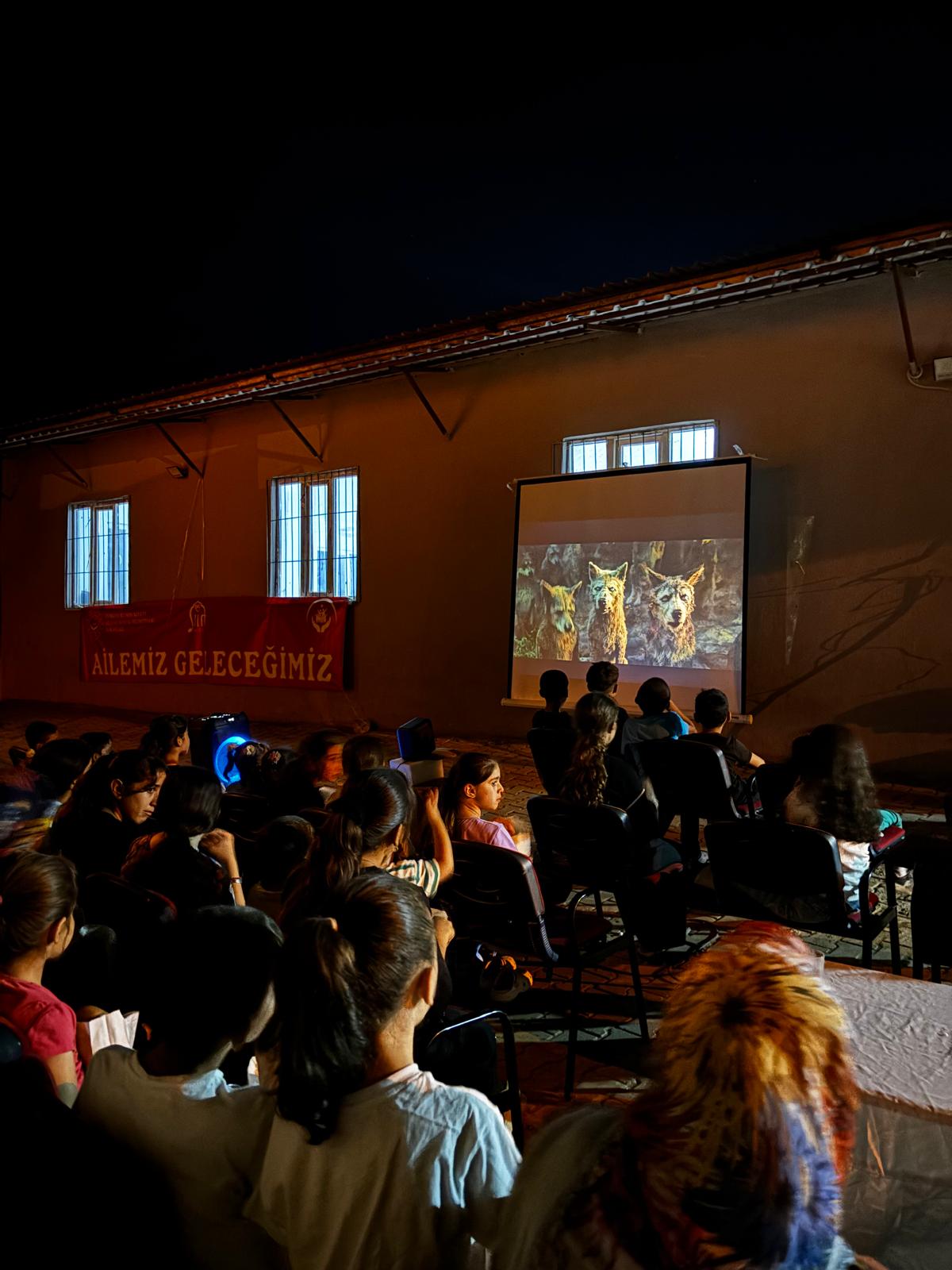 "Yıldızların Altında" Aile-Çocuk Köy Sineması Projesiyle Sinema İlçe Köylerindeki Çocuklarla Buluşuyor