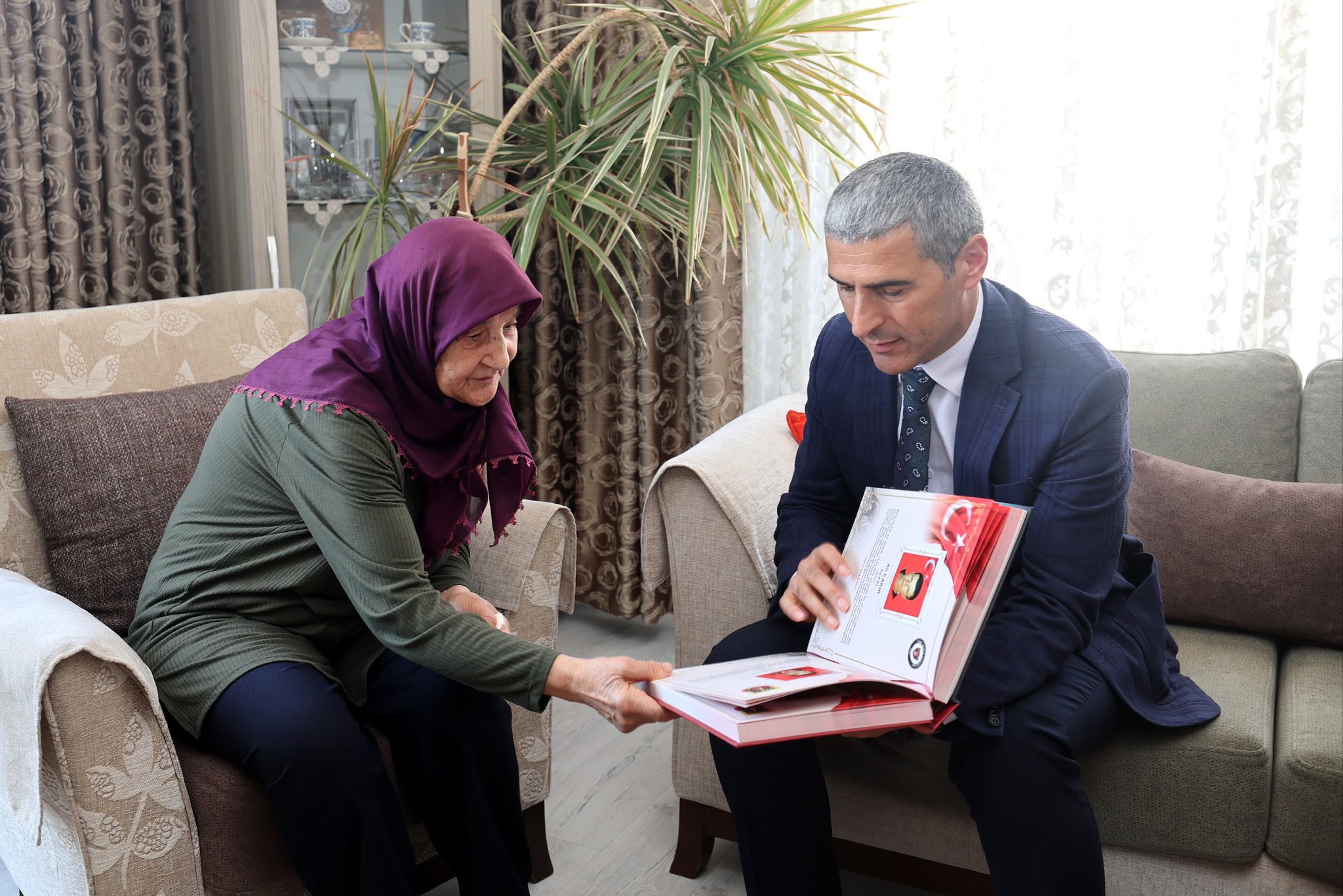 Valimiz Dr. Naci Aktaş, Şehit Kadir Özcan’ın Kıymetli Ailesini Ziyaret Etti