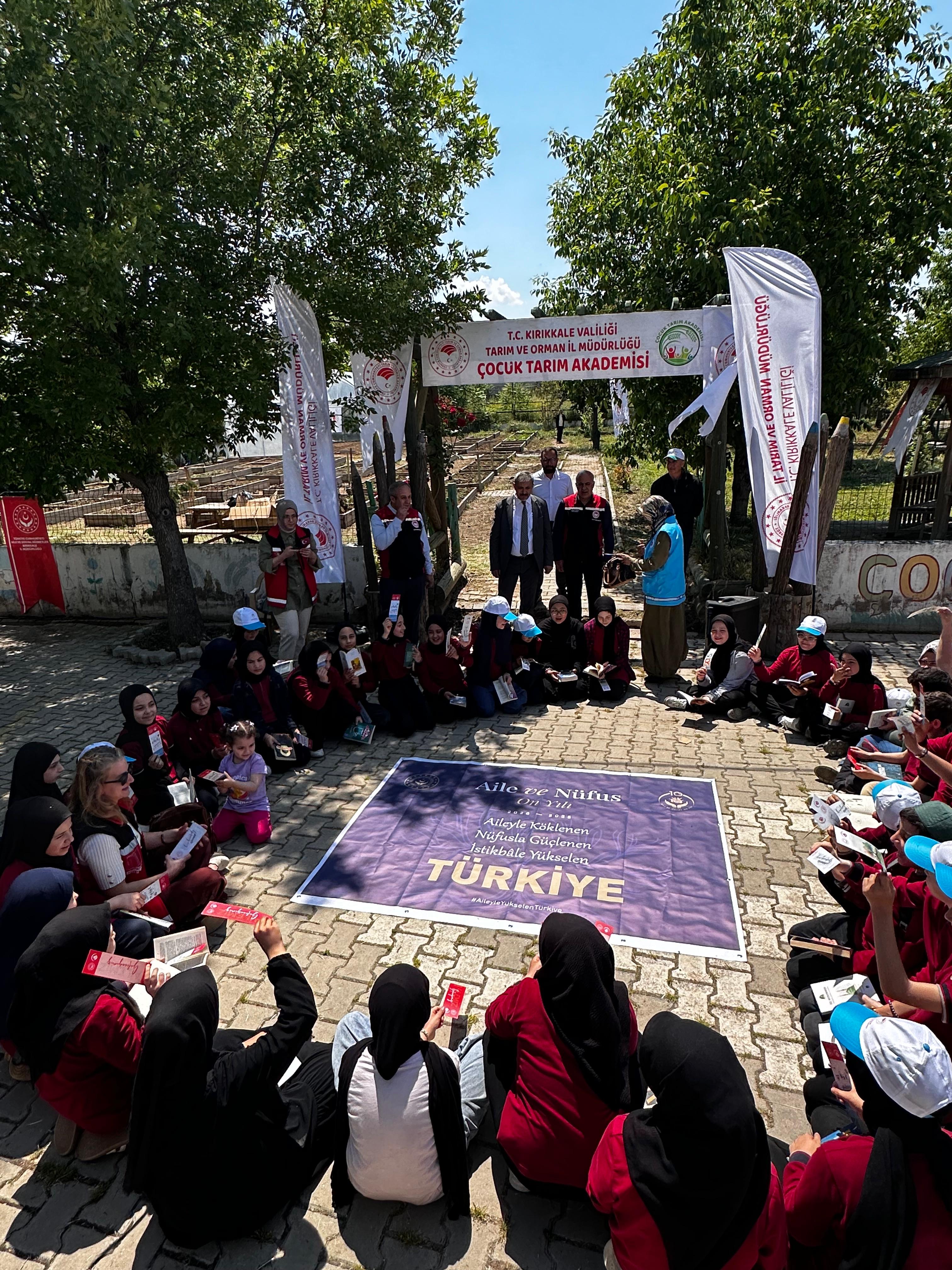 2026 Aile ve Nüfus On Yılı kapsamında, Tarım ve Orman İl Müdürlüğü tarafından “Çocuk Tarım Akademisi Sebze Fidesi Dikim Etkinliği” gerçekleştirildi.