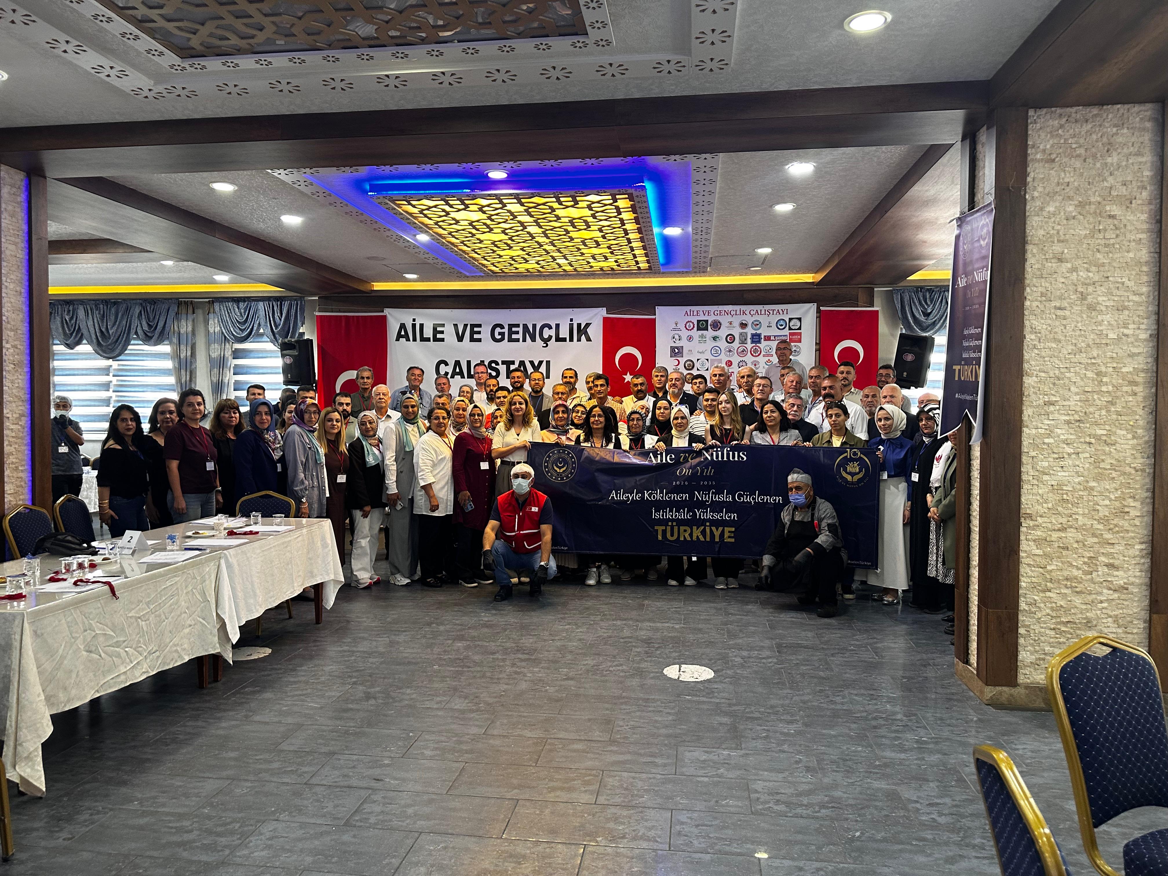 İl Müdürümüz Sayın Çiğdem AÇIKYILDIZ KAZEL; Valimiz Sayın H. Engin SARIİBRAHİM ve il protokolünün katılımıyla, İkra Vakfı tarafından düzenlenen “Aile ve Gençlik Çalıştayı”na katılım sağladı.