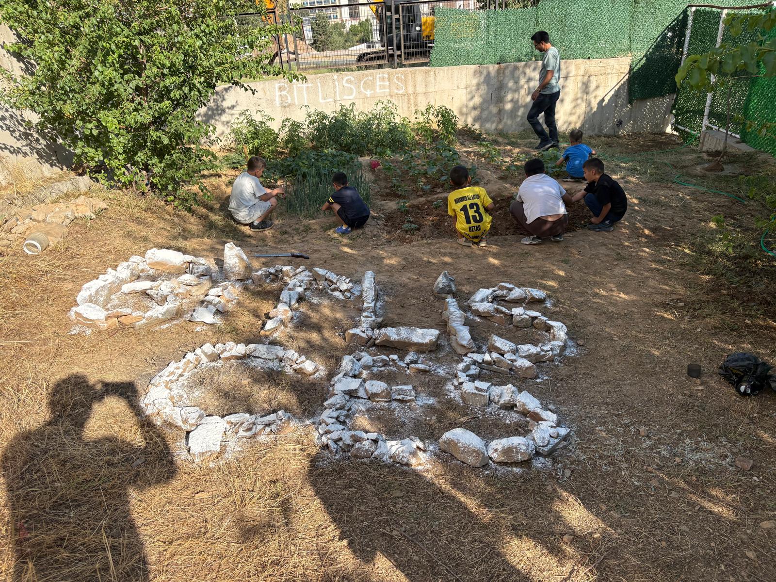 Minik Eller Toprakla Buluşuyor: Bitlis Çocuk Evleri Sebze ve Meyve Bahçesi 