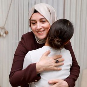 Valimiz Sayın Cahit Çelik’in eşi Nermin Çelik Hanımefendi,koruyucu ailelik görevini sevgiyle sürdüren KANHAN ve ALTMIŞKARA ailelerni ziyaret etti. - fotoğraf 1