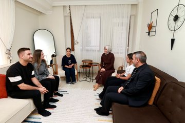 Valimiz Sayın Cahit Çelik’in eşi Nermin Çelik Hanımefendi koruyucu aile hizmet modelinden yararlanan kızımızı ziyaret etti. 