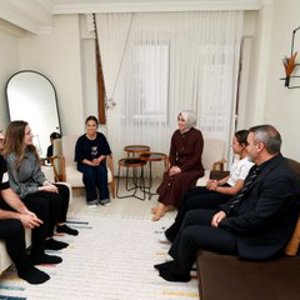 Valimiz Sayın Cahit Çelik’in eşi Nermin Çelik Hanımefendi,koruyucu ailelik görevini sevgiyle sürdüren KANHAN ve ALTMIŞKARA ailelerni ziyaret etti. - fotoğraf 3
