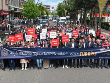 Güçlü Aile, Güçlü Toplum, Güçlü Türkiye Milli Aile Haftası kapsamında kortej yürüyüşü düzenlendi.
