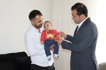 Güçlü Aile, Güçlü Toplum, Güçlü Türkiye 2026/4 Sayılı Genelge kapsamında Milli Aile Haftası’nda; Vali Yardımcısı Uğur Tutkan, Evlenecek Gençlerin Desteklenmesi Projesi’nden yararlanan ve bebek sahibi olan aileleri ziyaret etti. Ziyarete İl Müdür Yardımcımız Hasip AKÇA da katıldı.    