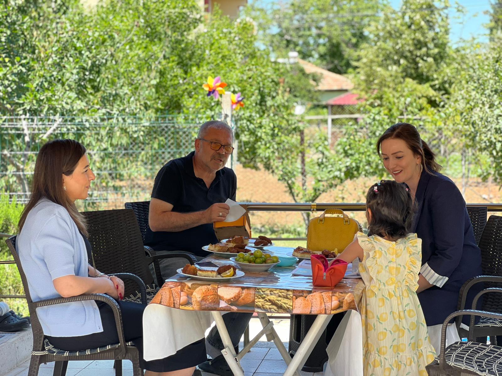 Valimiz Sayın H. Engin SARIİBRAHİM’in eşi Hatice SARIİBRAHİM Hanımefendi ve İl Müdürümüz Sayın Çiğdem AÇIKYILDIZ KAZEL, koruyucu ailemiz Fatma ve Ahmet Vardar çiftini ziyaret etti.