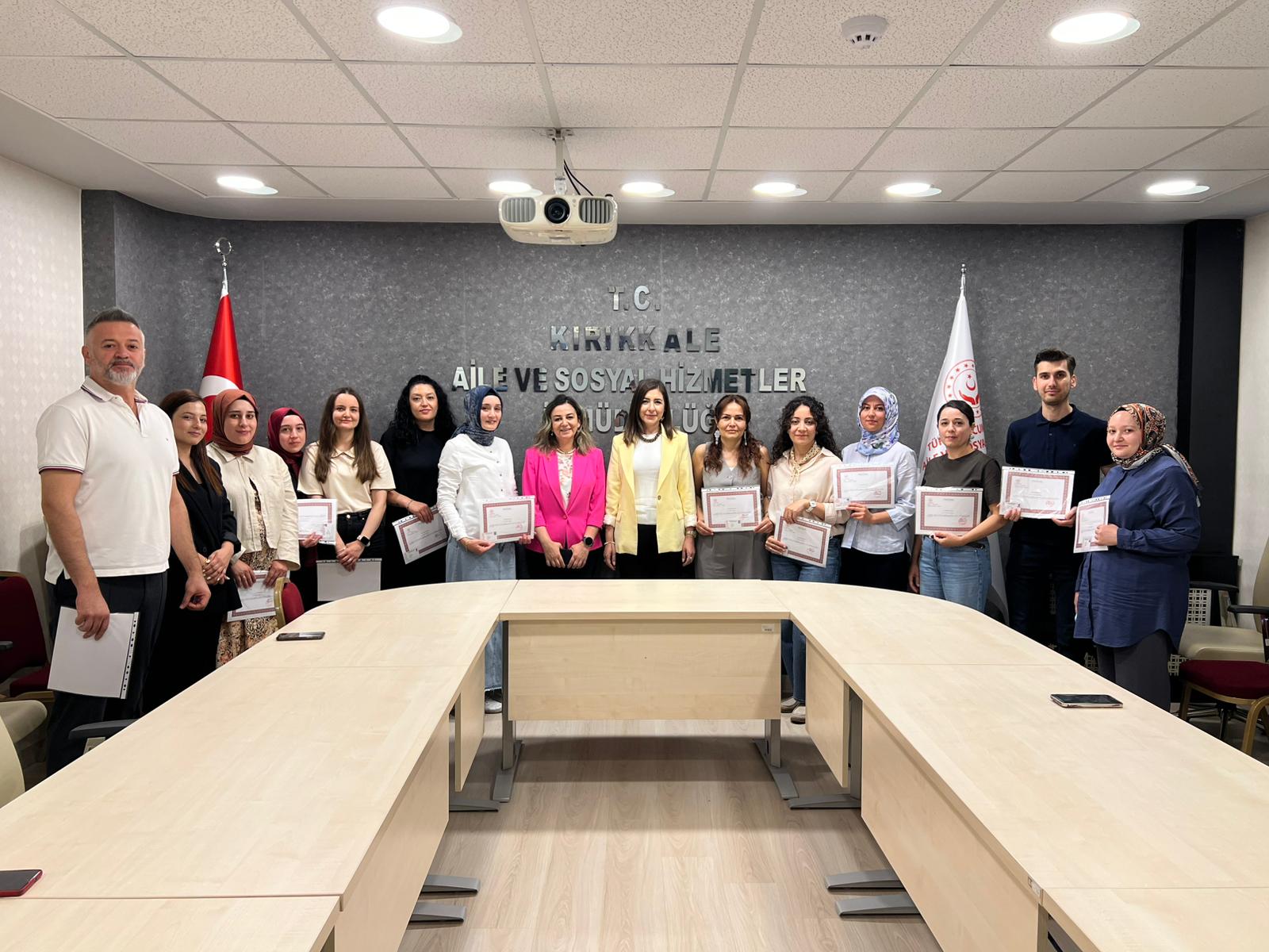 İl Müdürümüz Sayın Çiğdem AÇIKYILDIZ KAZEL, ilk yardım eğitimini başarıyla tamamlayan çalışma arkadaşlarımıza ilk yardım sertifikalarını takdim etti.
