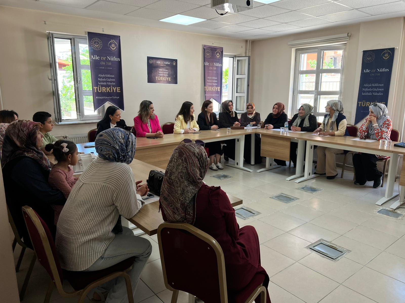 Modüler Aile Eğitim Programı kapsamında eğitimlerini tamamlayan katılımcılara katılım belgeleri takdim edildi.