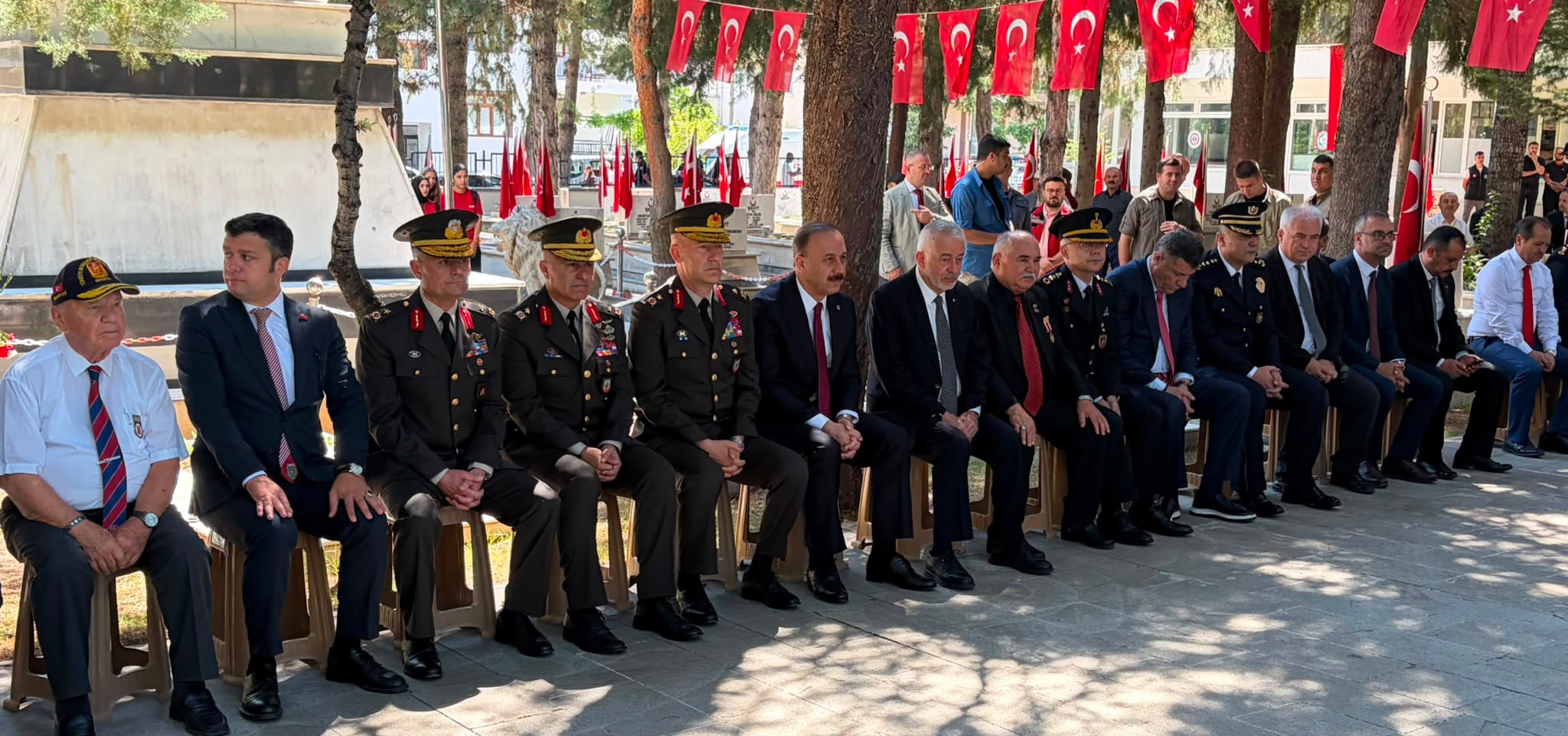 15 Temmuz Demokrasi ve Millî Birlik Günü kapsamında, vatanımızın bağımsızlığı, milletimizin birlik ve beraberliği uğruna canlarını feda eden aziz şehitlerimizi kabirleri başında dualarla yâd ettik.