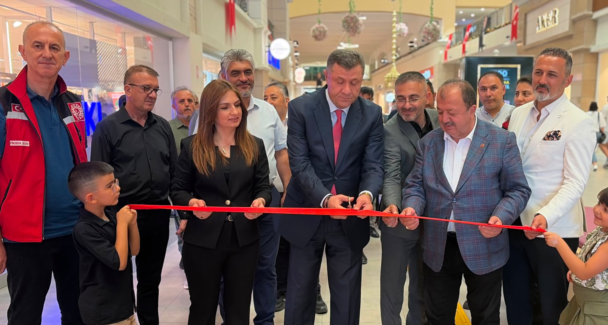 15 Temmuz Demokrasi ve Millî Birlik Günü etkinlikleri kapsamında düzenlenen “İrade Bizim, Zafer Bizim” Resim ve Fotoğraf Sergisi, Isparta Vali Yardımcısı Dr. Halil İbrahim Ertekin, Isparta Belediye Başkan Yardımcıları, İl Müdür Vekili Kamile Şahin ile kamu kurum ve kuruluşlarının müdürleri, sivil toplum kuruluşlarının temsilcileri ve vatandaşlarımızın katılımıyla açıldı.