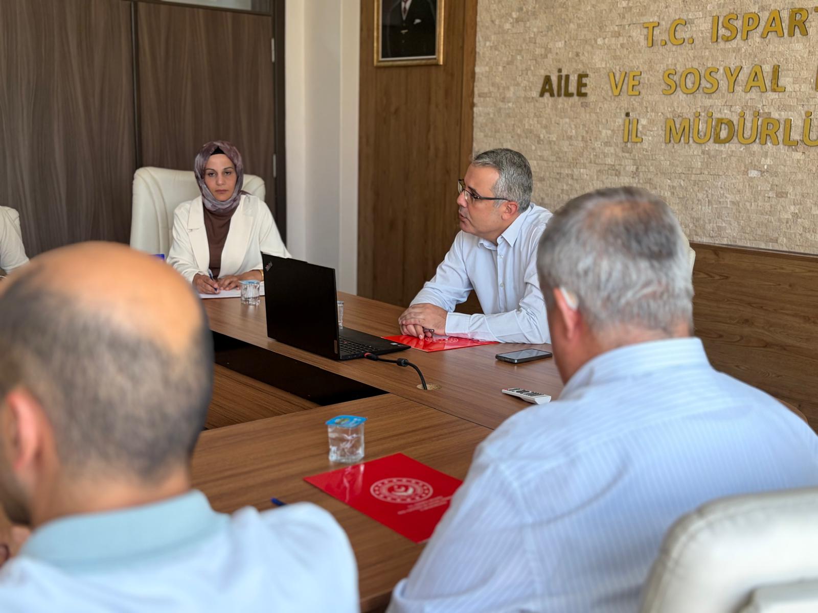 Vali Yardımcımız Hasan Hüseyin Vural başkanlığında, İl Müdür Yardımcımız Neslihan Şeyma Taşaltın Soydinç ile kamu kurumları ve sivil toplum kuruluşları temsilcilerinin katılımıyla Erişilebilirlik İzleme ve Denetleme Komisyonu Toplantısı gerçekleştirildi.