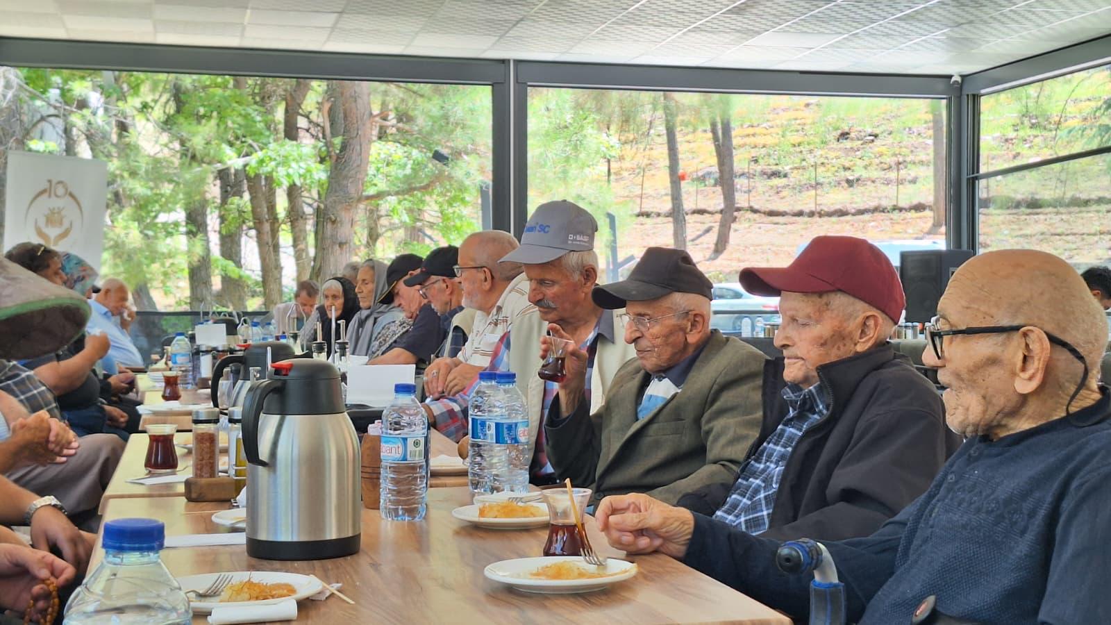 Uluborlu Huzurevimiz ve Eğirdir Huzurevimizden hizmet alan yaşlılarımızın katılımıyla Ağlasun Ateşgül Orman Parkı'nda yemek ve eğlence programı düzenlendi.