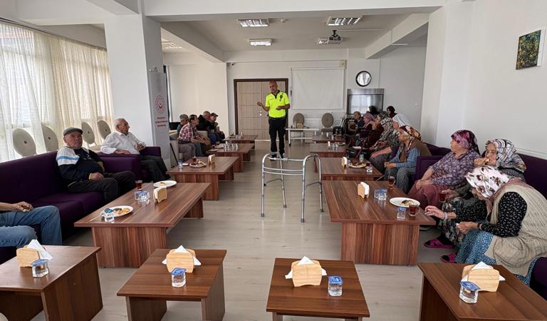 Babadağ Huzurevi Personeli ve Yaşlılarımıza Yönelik Trafik Güvenliği Eğitimi Gerçekleştirildi