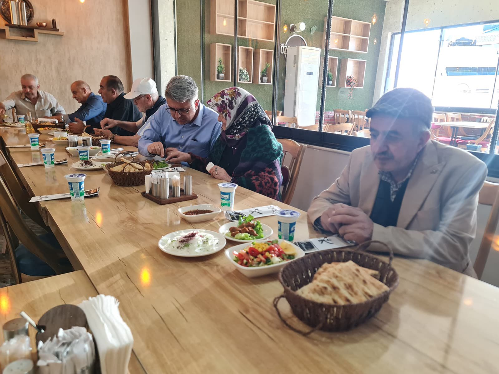 Vefanın En Güzel Hâli: Kıymetli Büyüklerimizle Aynı Sofrada