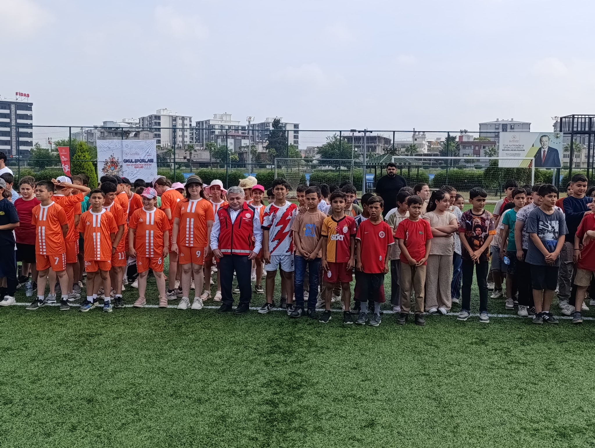 Osmaniye Gençlik ve Spor İl Müdürü Yusuf Çebi’nin ev sahipliğinde düzenlenen Okul Sporları Geleneksel Çocuk Oyunları Şenliği programına İl Müdür Yardımcımız Fatih Palta, kamu kurum ve kuruluşlarının temsilcileri ile sivil toplum kuruluşlarının temsilcileri ve farklı okullardan çocuklar katılım sağlamıştır.