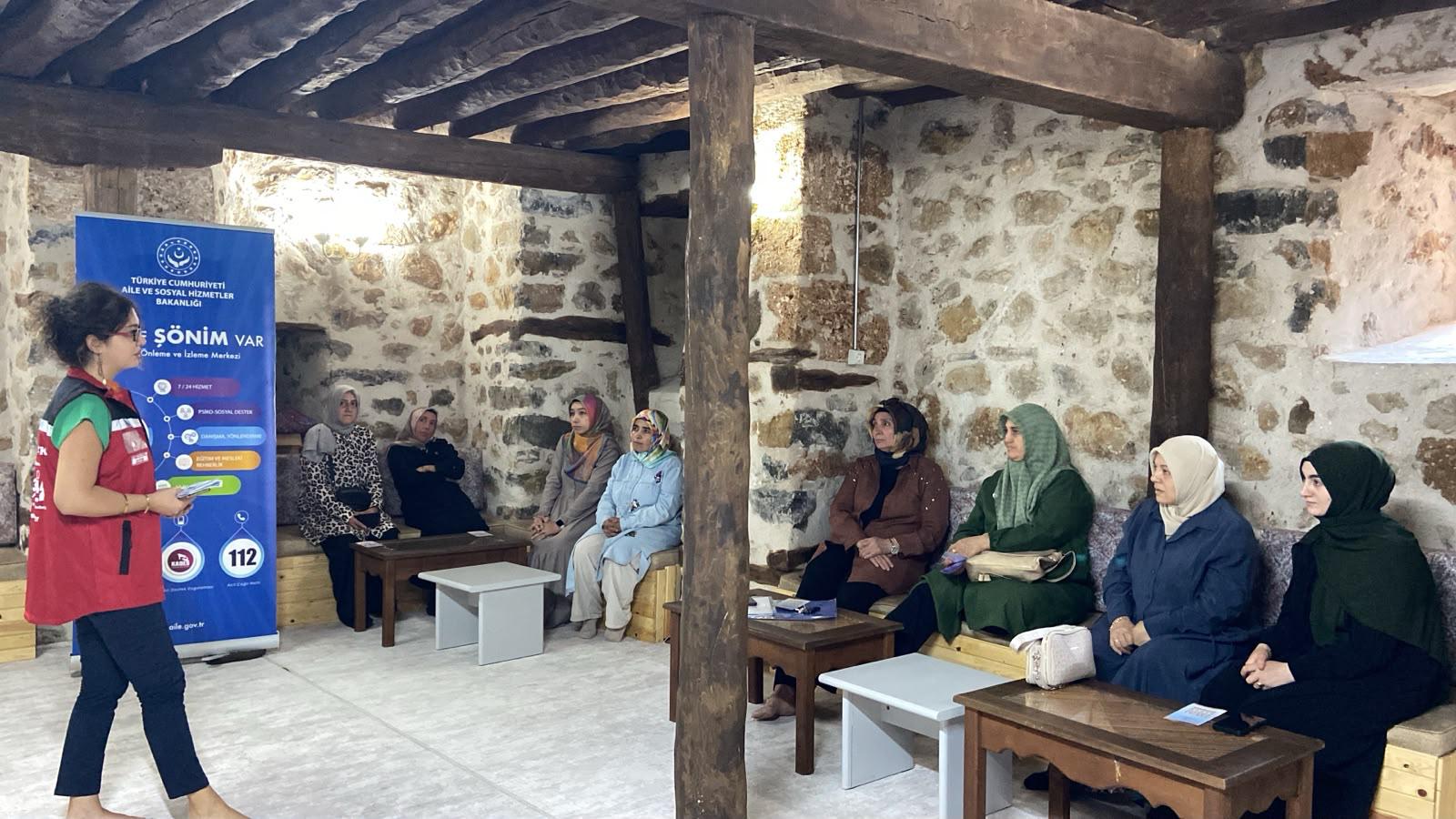 Kemaliye ilçesinde Kuran kursunda eğitim gören kursiyerlere Kadına yönelik şiddetle mücadele kapsamında farkındalık oluşturmak amacıyla eğitim verildi.