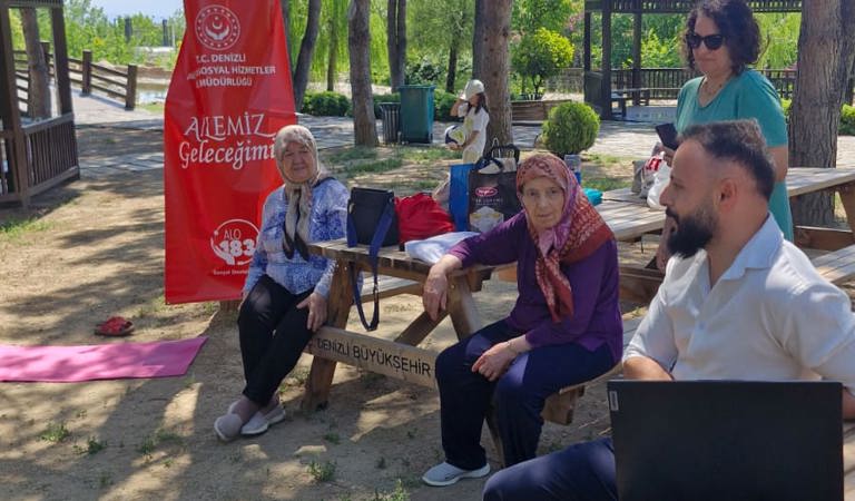 Yaşlılar ve Yakınlarına Yönelik “Bilinçli Yaşam ve Sağlık Okuryazarlığı” Bilgilendirme Sunumu Gerçekleştirildi