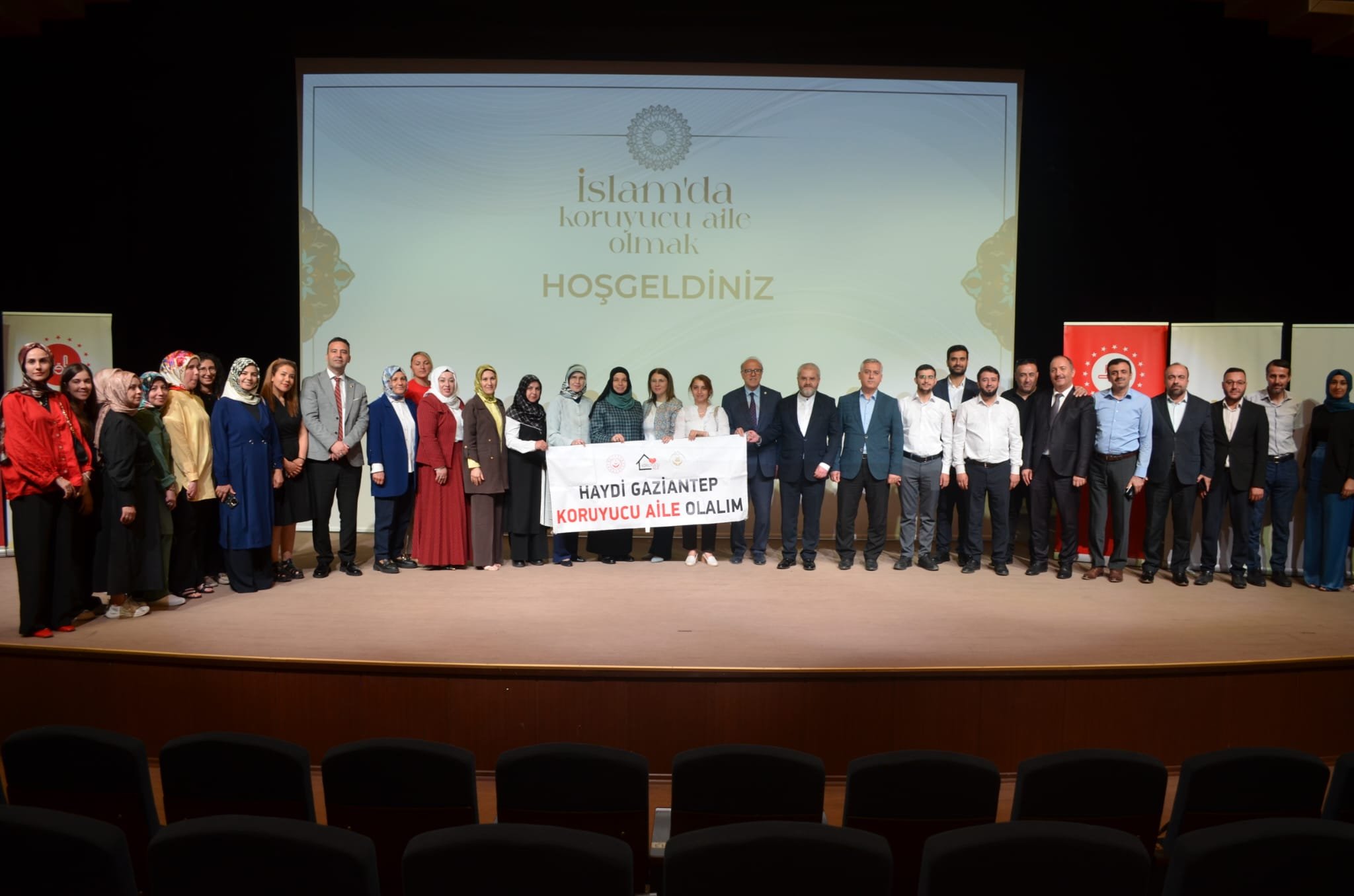 "İslam'da Koruyucu Aile Olmak" Konferansı Yoğun Katılımla Gerçekleştirildi
