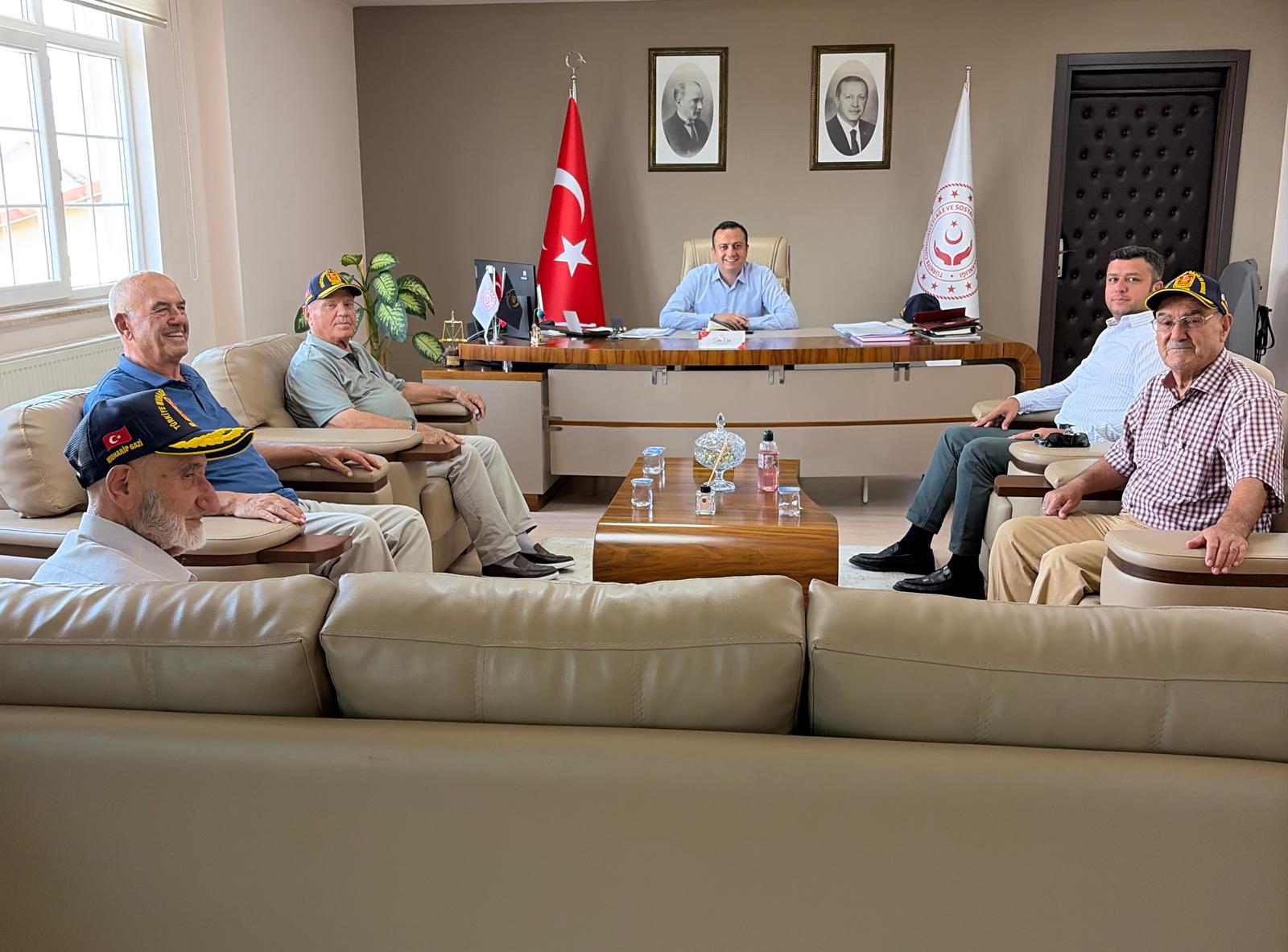 İl Müdürümüz Sayın Selim Köse, Muharip Gaziler Derneği Isparta Şube Başkanı Sayın Hamit Gülbiçer ve kıymetli yönetim kurulu üyeleri ile Türkiye Harp Malulü Gaziler Şehit Dul ve Yetimleri Derneği Isparta Şube Başkanı Sayın Ali Savcı'yı makamında misafir etti.