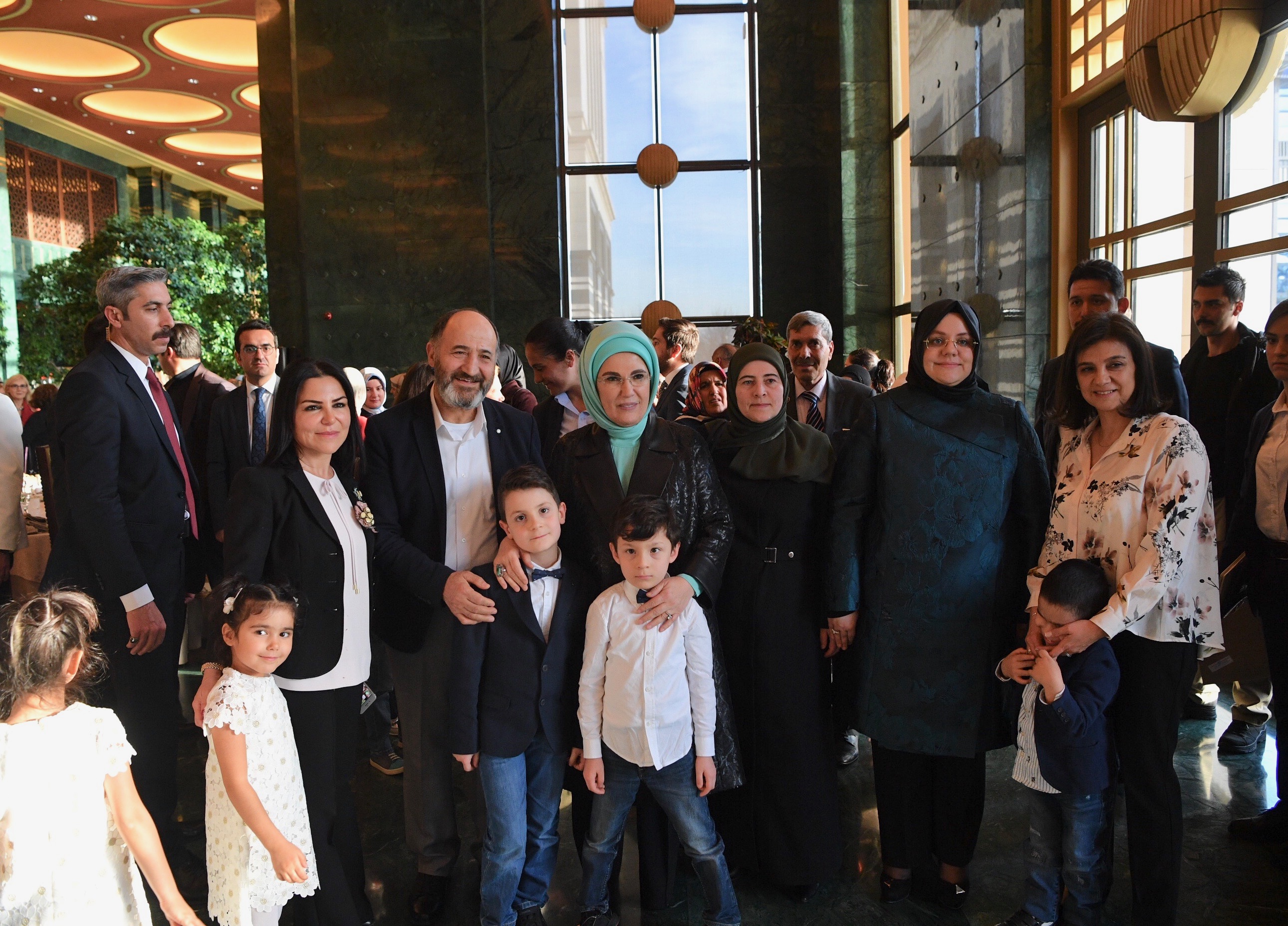 Bakan Selçuk, Emine Erdoğan Hanımefendinin Ev Sahipliğinde Gerçekleştirilen Yemekte Koruyucu Ailelerle Biraraya Geldi 