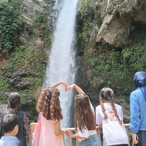 Çocuk Evleri Koordinasyon Merkezi (ÇEKOM) Müdürlüğümüzde koruma ve bakım altında bulunan çocuklarımız, Karaçay Şelalesi’nde düzenlenen doğa gezisinde keyifli ve eğlenceli anlar yaşadı. - fotoğraf 2