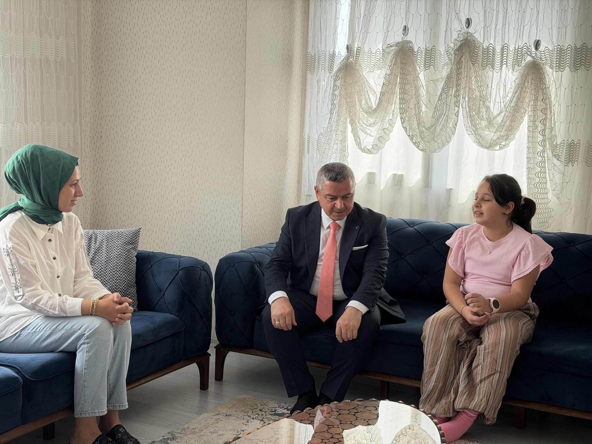 İl Müdürümüz Sayın Naci Yılmaz, aziz şehidimiz Piyade Uzman Çavuş Halis Özcengiz’in kıymetli emaneti Hira ve ailesini evlerinde ziyaret etti.