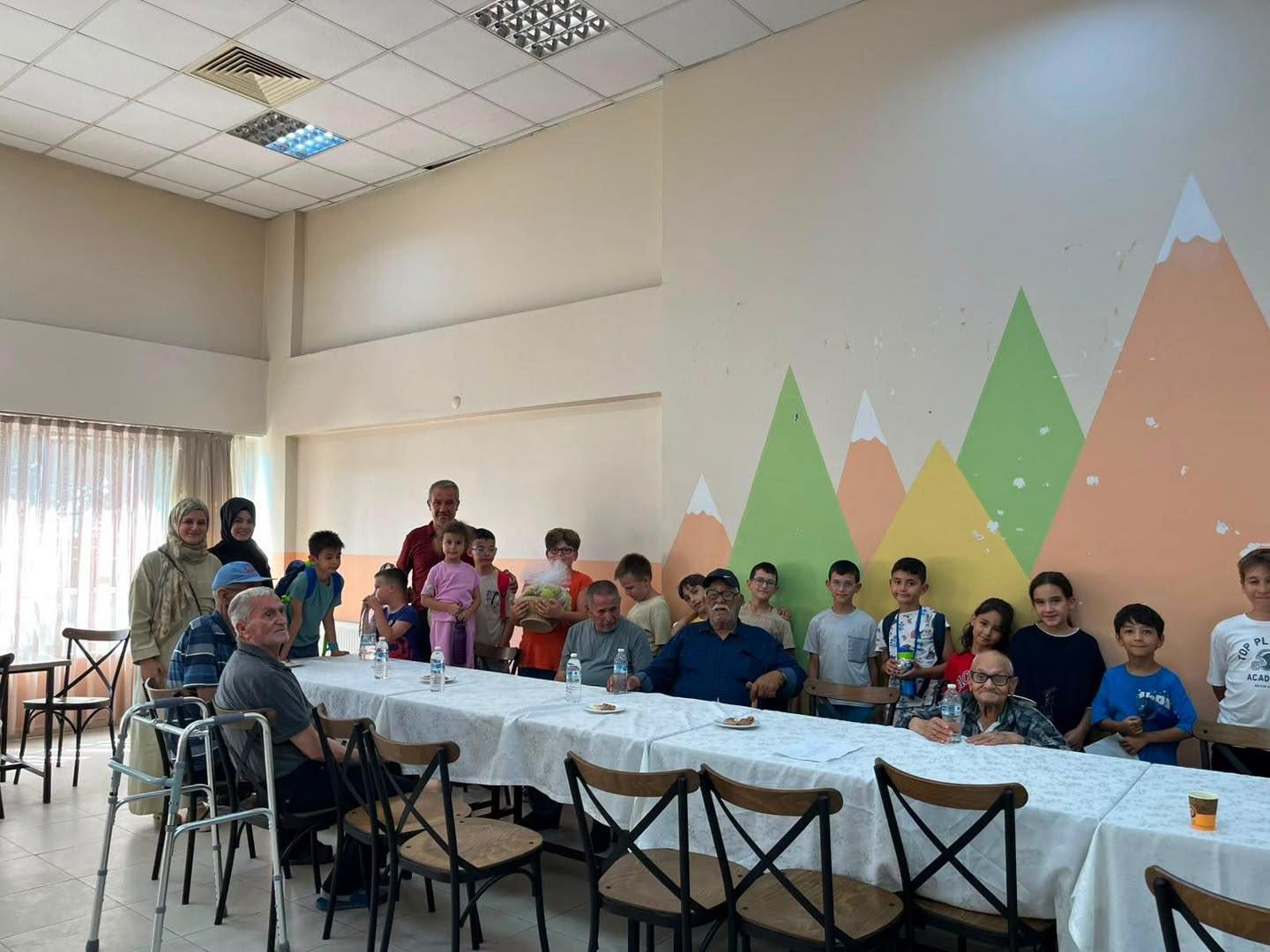 Kur’an Kursu Öğrencileri, Akhisar Huzurevi Sakinleriyle Bir Araya Geldi