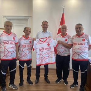 Eylül ayında Çanakkale’de düzenlenecek Türkiye Şampiyonası’na grup birincisi olarak katılmaya hak kazanan Kadirli Huzurevi bocce takımı, Kadirli Kaymakamı Erdinç Dolu’yu ziyaret etti. - fotoğraf 2