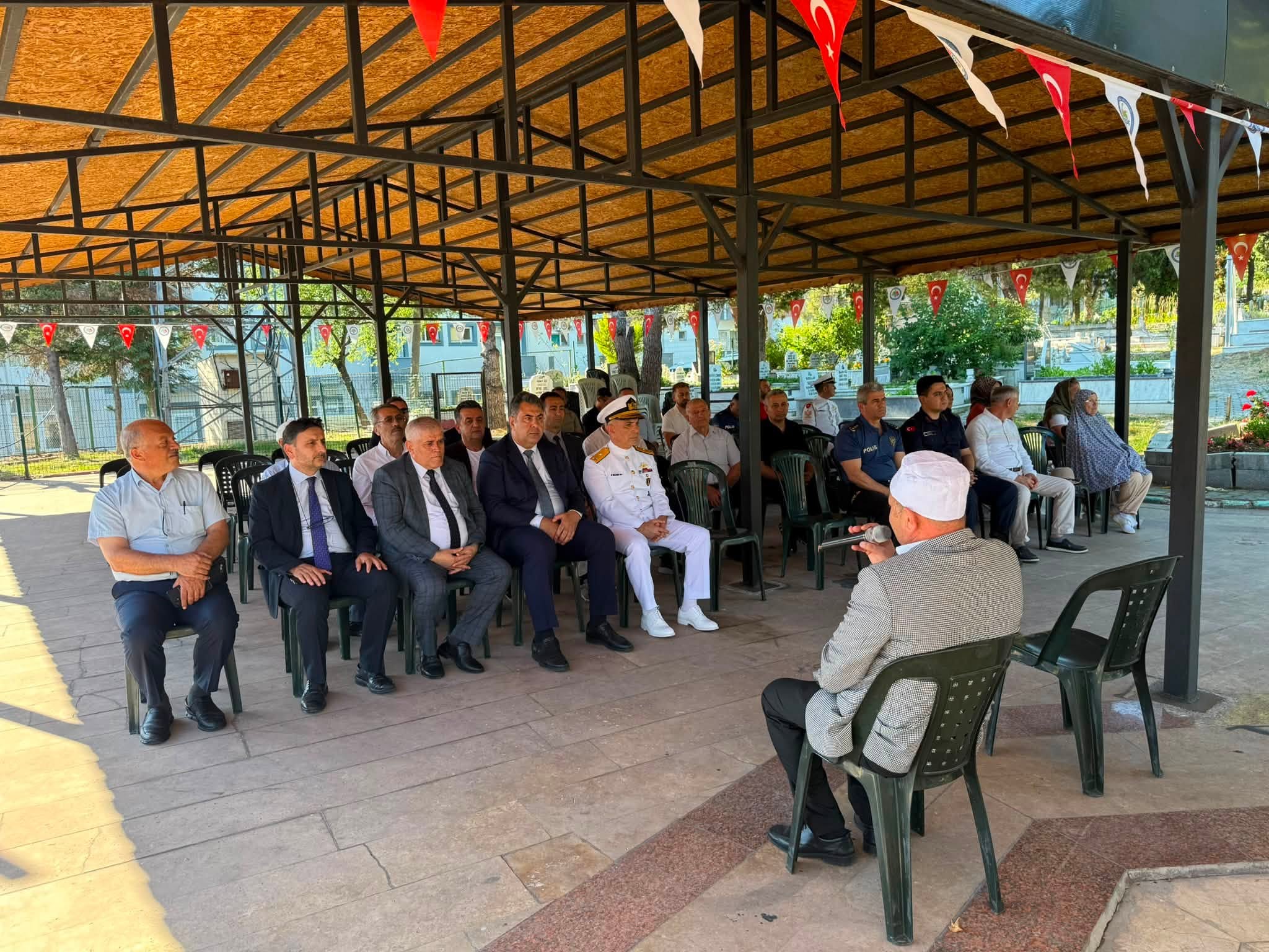 15 Temmuz Demokrasi ve Milli Birlik Günleri etkinlikleri kapsamında Şehir Mezarlığında Kur'an-ı Kerim tilaveti yapılmıştır.