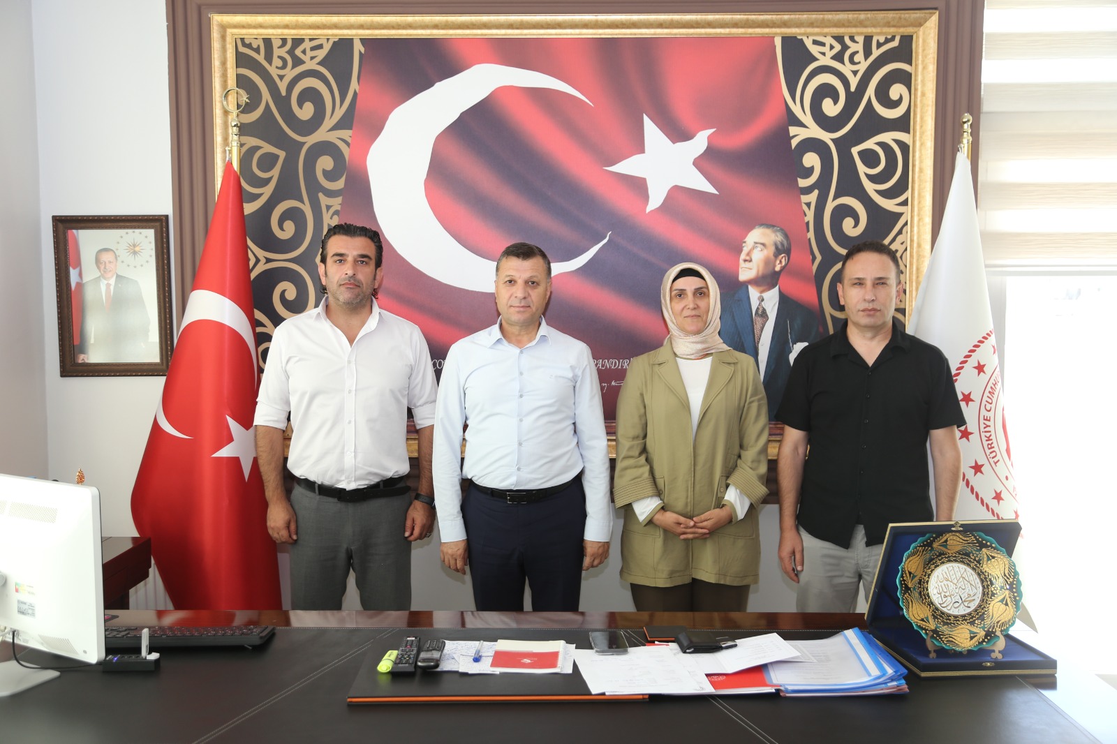 Öz Sağlık-İş Sendikası Kırşehir Şube Başkanı Nurcan Özer ile Yönetim Kurulu Üyeleri Yunus Serbes ve Bora Bayık, İl Müdürümüz Sayın Abdurrahman Bilgiç’i ziyaret ederek hayırlı olsun dileklerini iletti.