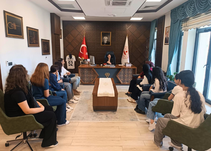 Korunma Ve Bakım Altında Bulunan Çocuklarımız, Arsin İlçe Kaymakamı Şule Demirtaş’ı Makamında Ziyaret Etti.