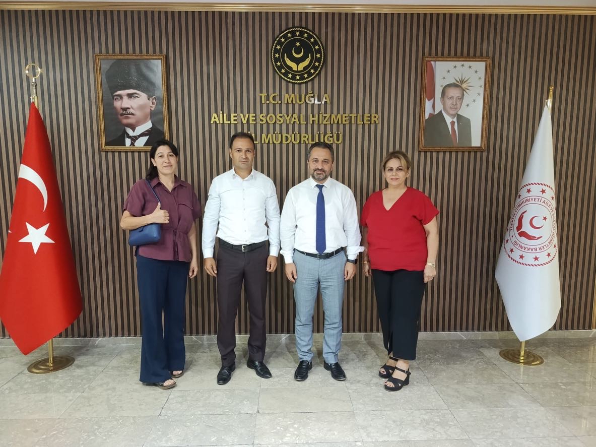 Muğla Valiliği Açık Kapı Müdürü Zeynep KARASUAKÇA, Muğla Aile ve Sosyal Hizmetler İl Müdürümüz Mahmut SELÇUK’u makamında ziyaret etti.