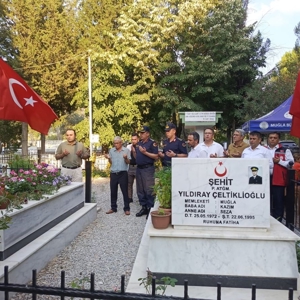 İl Müdürümüz Mahmut SELÇUK, 23 Ağustos 2009 tarihinde Bitlis’te şehit olan Jandarma Er Muzaffer AKKUŞ’un şehadetinin 17. sene-i devriyesi dolayısıyla şehitlikte düzenlenen anma programına katıldı - fotoğraf 1