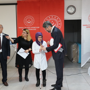 First-Time Individualization Experience Winning Visually Impaired Individuals Graduation Joy - fotoğraf 1