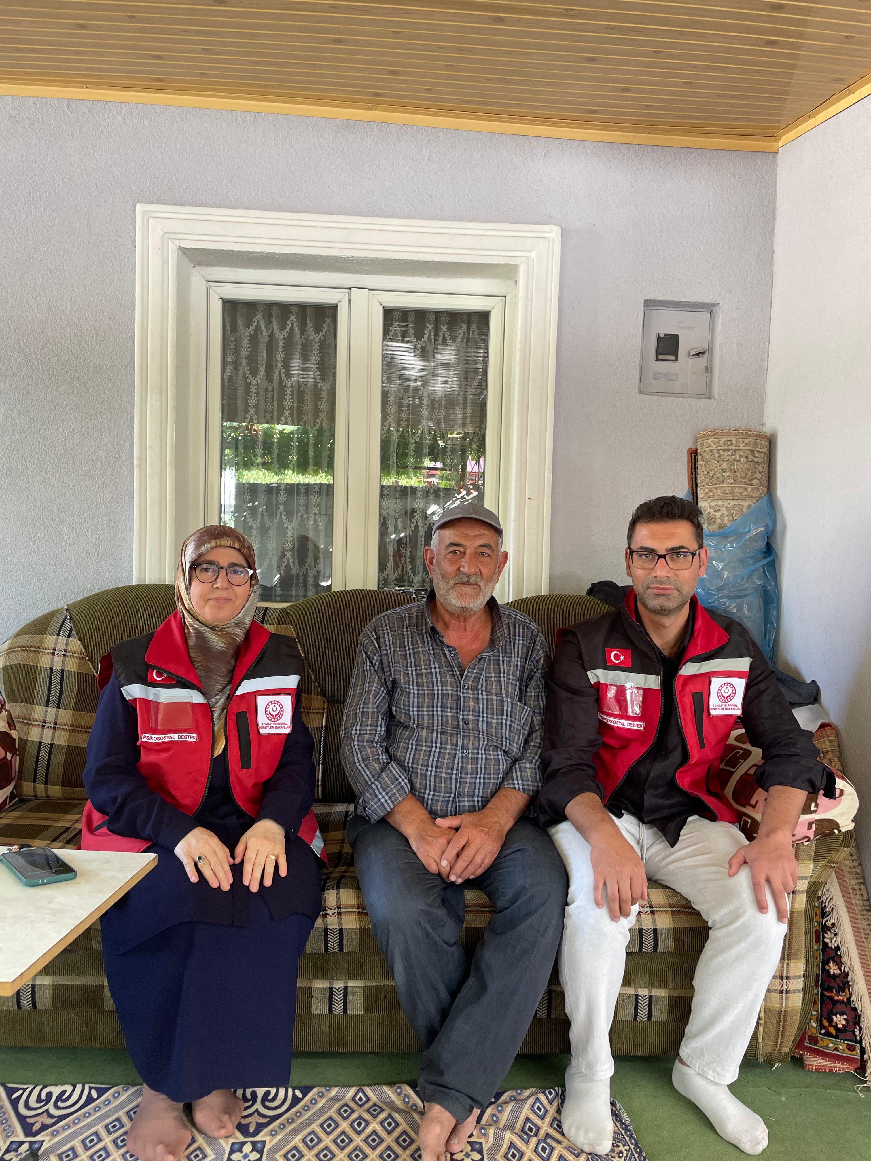 Kahraman Şehidimiz Adem Akpınar’ın bizlere emaneti olan kıymetli ailesini ziyaret ederek ellerinden öptük.