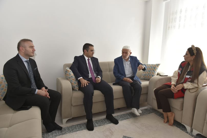 Vali Yardımcımız Sayın Hasan Çimer ve İl Müdürümüz Sayın Alper Alp, Şehit polisimiz Tevfik Fikret Erciyas’ın kıymetli babası Azmi Erciyas’ı evinde ziyaret etti. 