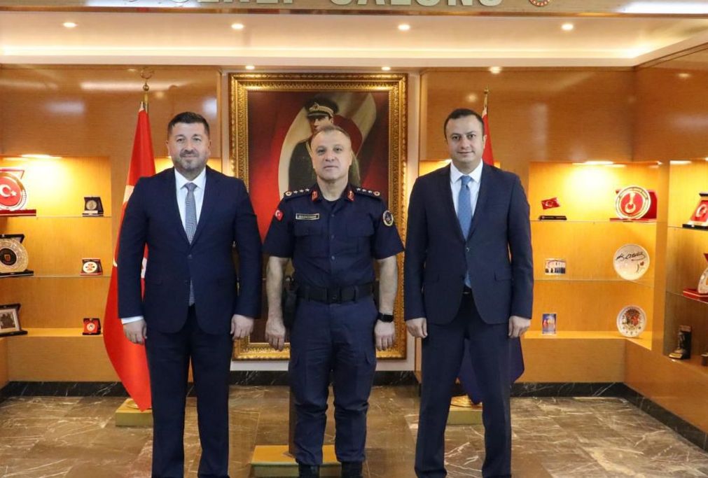 İl Müdürümüz Selim Köse, Isparta İl Millî Eğitim Müdürü Recai Ocak ile birlikte ilimizde yeni göreve başlayan İl Jandarma Komutanı Kıdemli Albay Uğur Başkonak’a hayırlı olsun ziyaretinde bulundu.