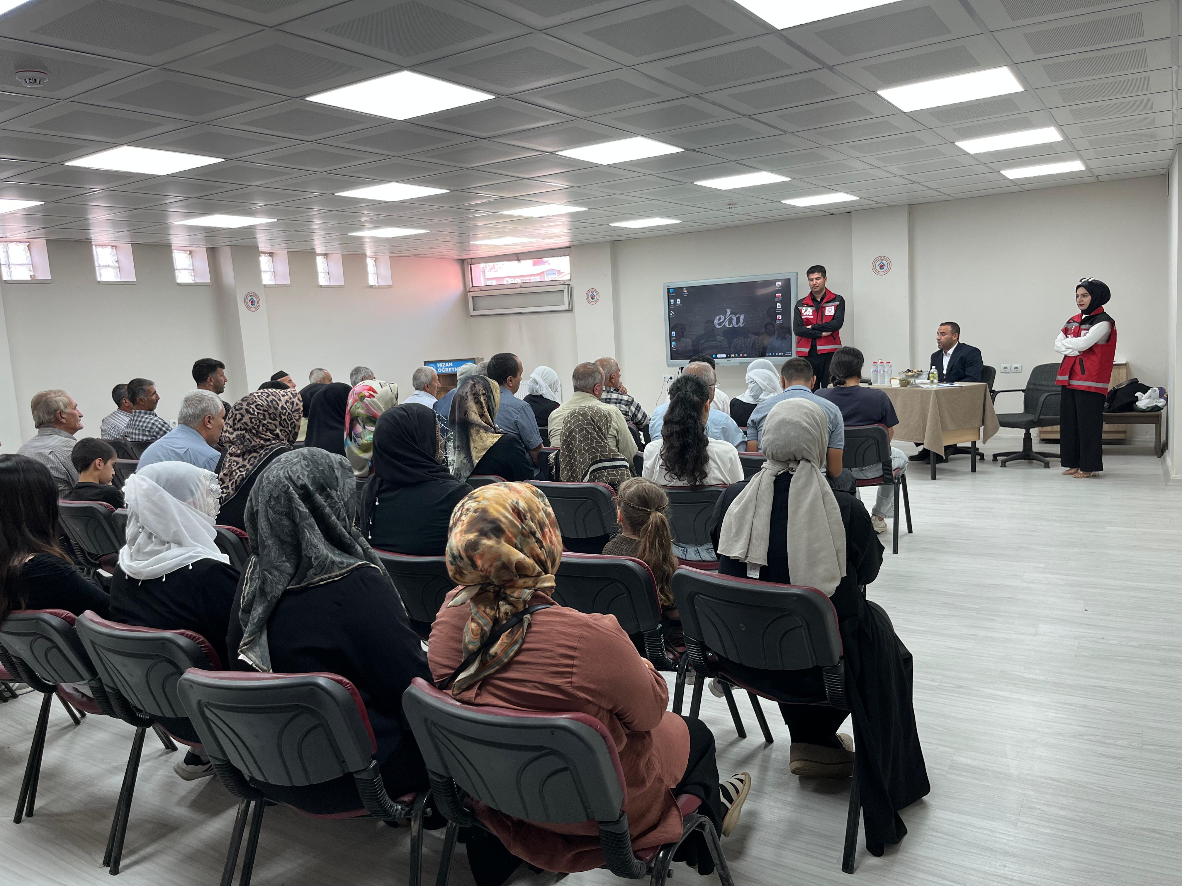 Hizan' da özel gereksinimi bireye sahip ailelere yönelik Aile Eğitim Programı (AEP) kapsamında eğitim 