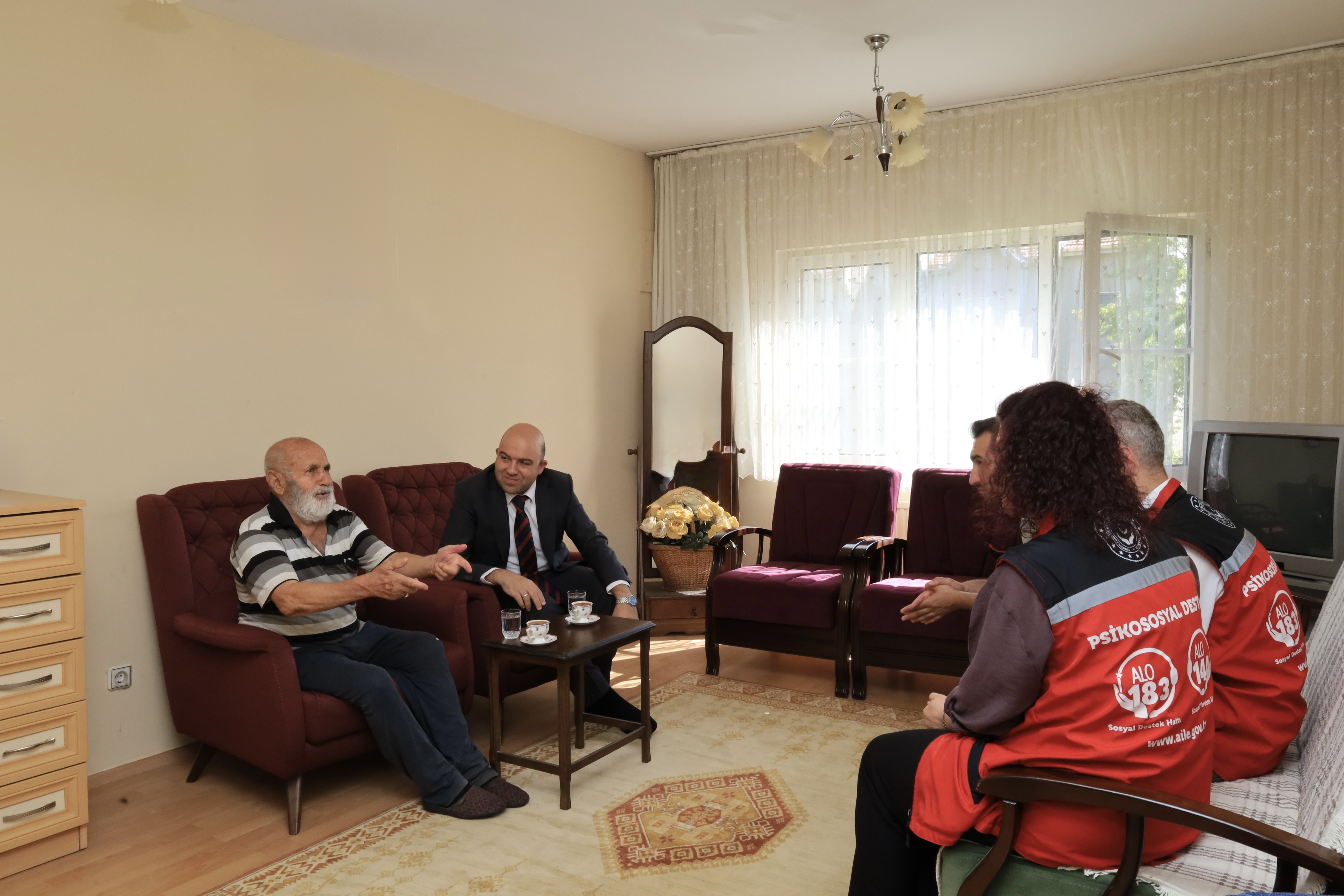 İl Müdürümüz Sayın Abdulhalim Ünalan ve çalışma arkadaşlarımızla birlikte, 92 yaşındaki Tevhid Yılmaz Amcamızı evinde ziyaret ederek ellerini öptük ve hayata dair sohbetler gerçekleştirdik.