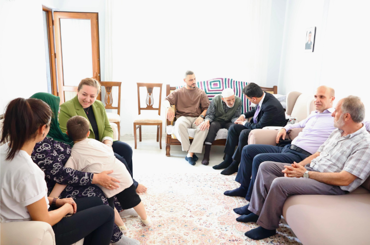 Şehitlerimiz Mürsel Hacıoğlu Ve Selçuk Mumcu’nun Kıymetli Aileleri Hanelerinde Ziyaret Edildi.