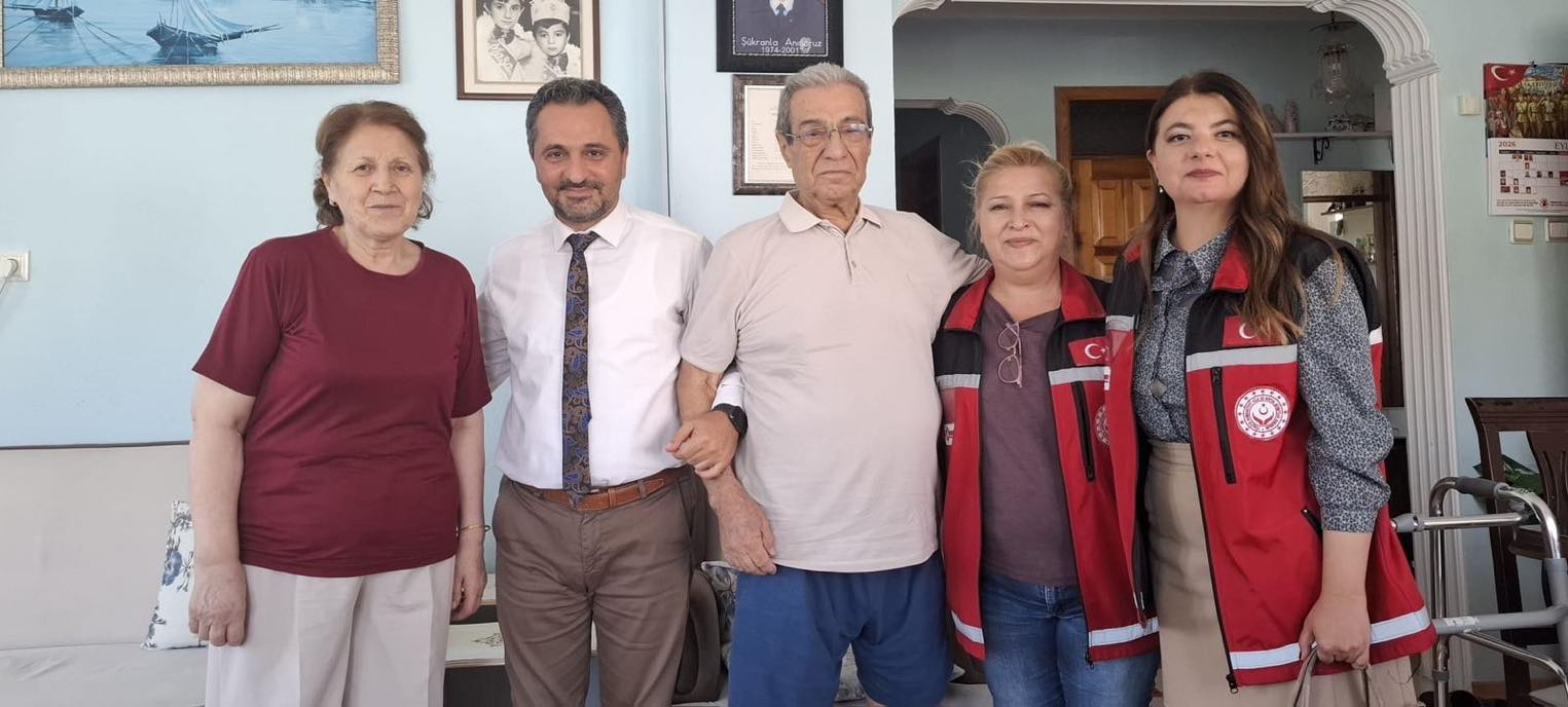 İl Müdürümüz Mahmut SELÇUK, geçtiğimiz günlerde rahatsızlık geçiren Şehit Polis Memuru Adil ALSAN’ın kıymetli babası Kazım ALSAN’a geçmiş olsun ziyaretinde bulundu